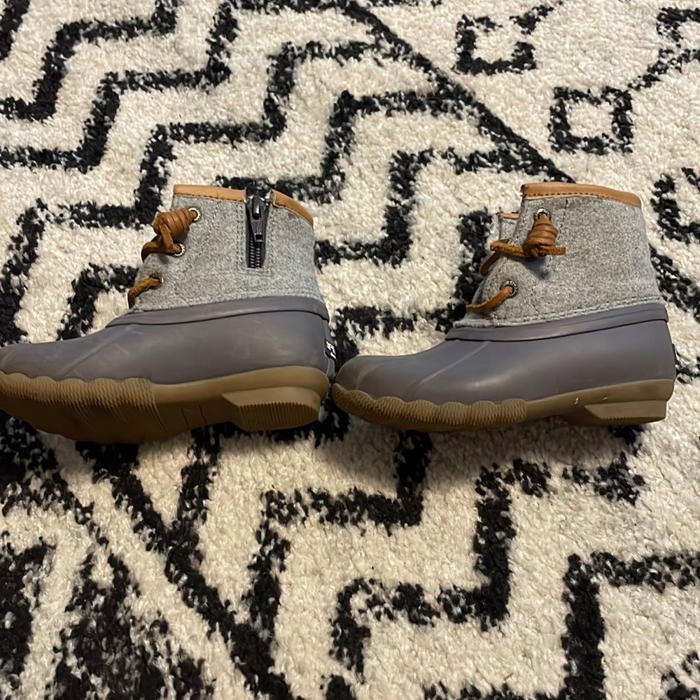 Size 9 girls sperrys